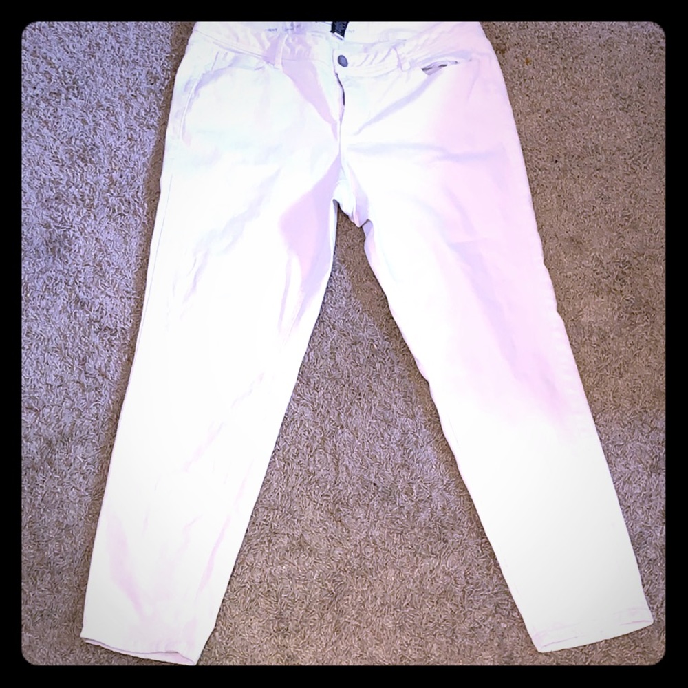 Woman’s white skinny jeans